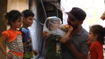 紙コップでガスマスク、化学兵器の影に脅えるシリア市民