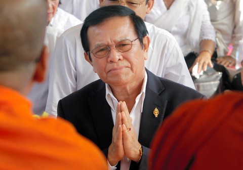 カンボジア、元最大野党の党首を解放　監視下で軟禁状態