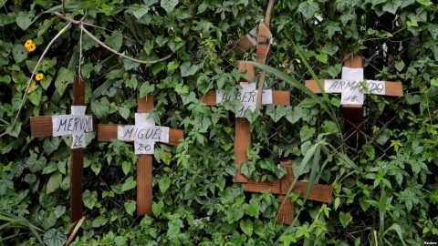 Cardboard crosses with the names of opposition supporters killed during demonstrations are seen on a fence during a strike called to protest against Venezuelan President Nicolas Maduro's government in Caracas, Venezuela, July 20, 2017. Photo: Reuters