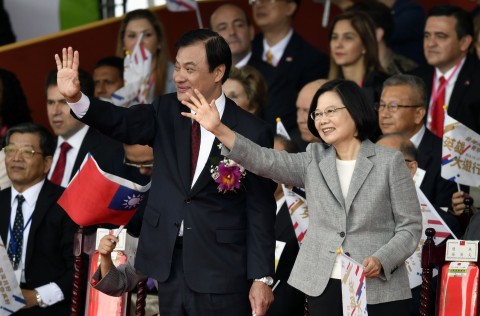 La presidenta de Taiwán Tsai Ing-wen (D) y el parlamentario Su Jia-chyuan (I) saludan a las caravanas en las celebraciones del Día Nacional.