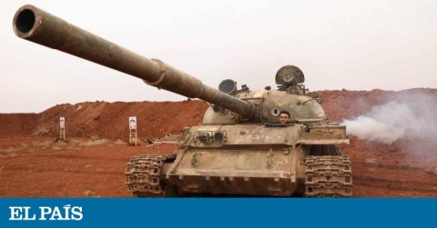 Un miliciano rebelde sirio retira un carro de combate de la zona desmilitarizada de Idlib