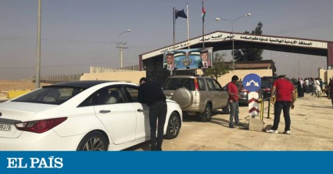 Cola de vehículos para atravesar el sector jordano de la frontera hacia Siria.