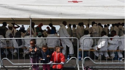 Niños inmigrantes en Italia privados del acceso al comedor escolar.