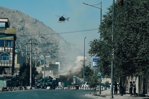 Smoke and dust rise following an airstrike from an Afghan military helicopter during ongoing clashes between Afghan security forces and militants near the Eid Gah Mosque in Kabul, Aug. 21, 2018. Photo: Wakil Kohsar/AFP/Getty Images