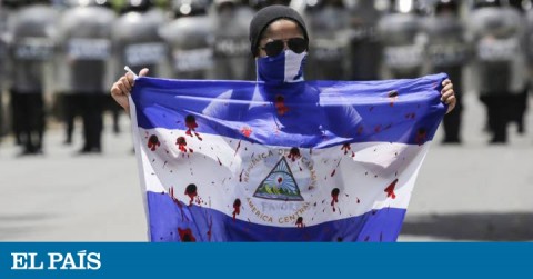 Un manifestante muestra una bandera ensangrentada durante una protesta en septiembre en Managua.