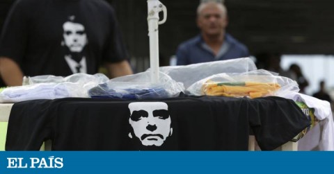 Venta de camisetas con el retrato del ultra Bolsonaro este miércoles en Brasilia