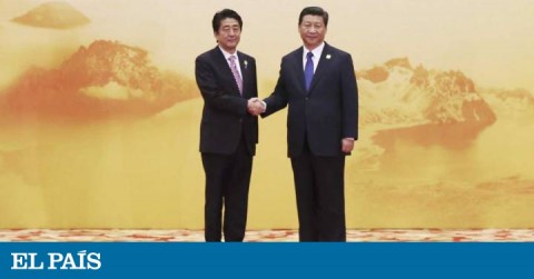 El presidente chino, Xi Jinping, y el primer ministro japonés, Shinzo Abe, en 2014