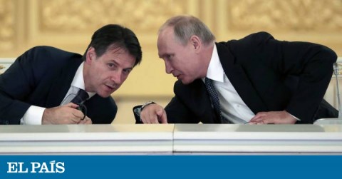 El presidente ruso, Vladímir Putin, habla junto al primer ministro italiano, Giuseppe Conte, durante un encuentro por videoconferencia con empresarios italianos, este miércoles en Moscú.