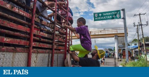 Migrantes hondureños se suben a un camión con destino a Estados Unidos