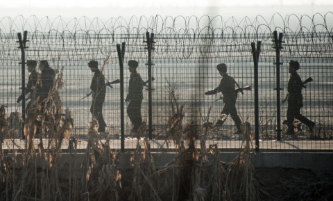 朝鮮上級軍官鼓勵下屬去農田裡偷食，並表示不知道什麼時候會弄出事來，能吃飽的時候趕緊吃飽肚子