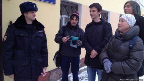 В Петербурге активисты раздали российскую конституцию полицейским
