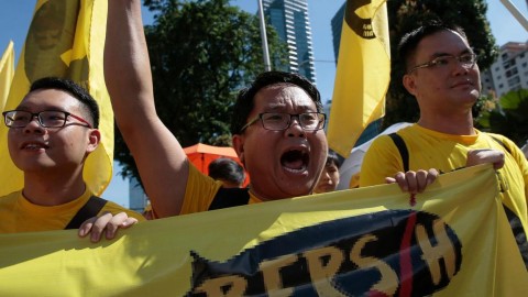 Thousands rally in Malaysia to demand the scandal-ridden prime minister resign
