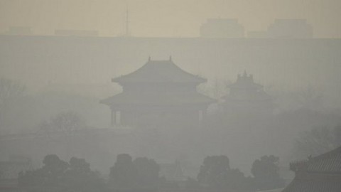 Beijing disappears in blanket of smog