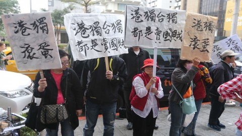 Nathan Law attacked at Hong Kong International Airport by pro-China protesters