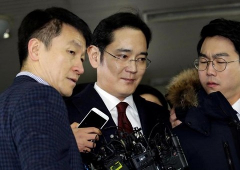 Investigators grill Samsung leader for over 22 hours in South Korea's corruption scandal