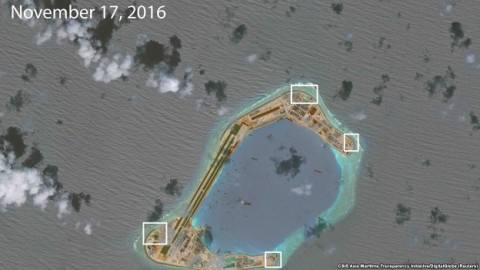 社論》衛星圖像顯示中國在南中國海人工島部署武器