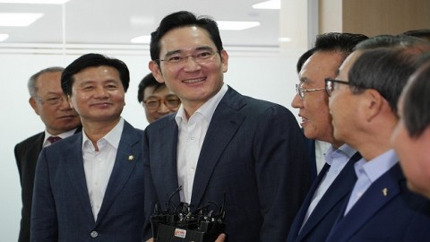 South Korean prosecutors seek to arrest Samsung heir Lee Jae-yong