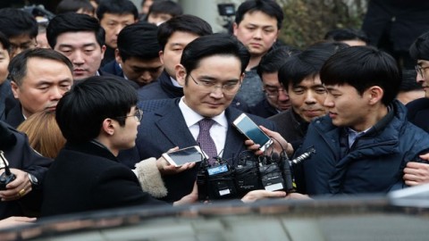 Samsung chief avoids arrest in South Korean corruption scandal
