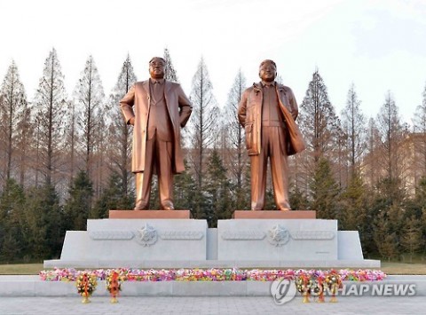 北韓首次在部隊設置金日成、金正日父子銅像