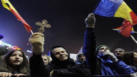 \"Мы находимся в кризисе,\" - заявляет президент Румынии Клаус Йоханнис на фоне массовых протест