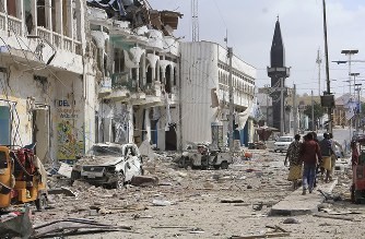 ソマリア 爆弾テロで３９人が死亡
