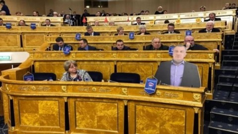 В России депутат заменил себя картонной копией на заседании парламента