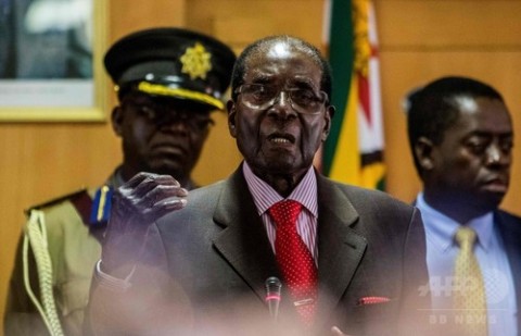 ムガベ大統領が93歳に、続投へ意欲も衰え隠せず ジンバブエ