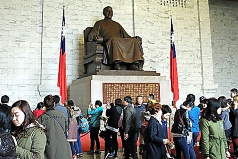 蒋介石の記念堂、蔡政権が見直し　称賛の歌中止、国民党反発