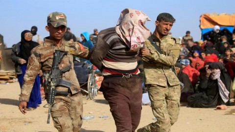 Iraqi officers find Isismembers hiding among refugees fleeing Mosul